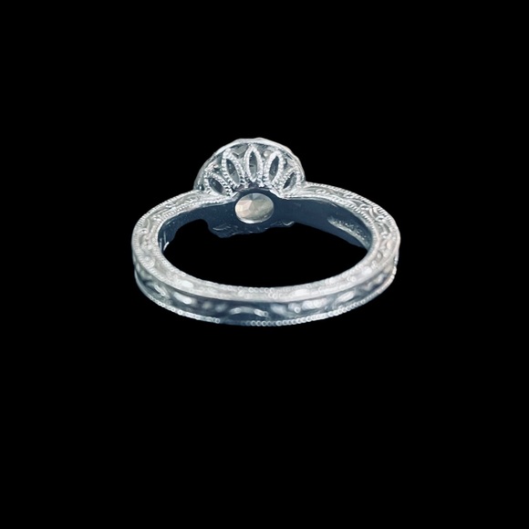 Tacori for Diamonique ring size 6
Price is firm ring is rare 💍 - Picture 6 of 8